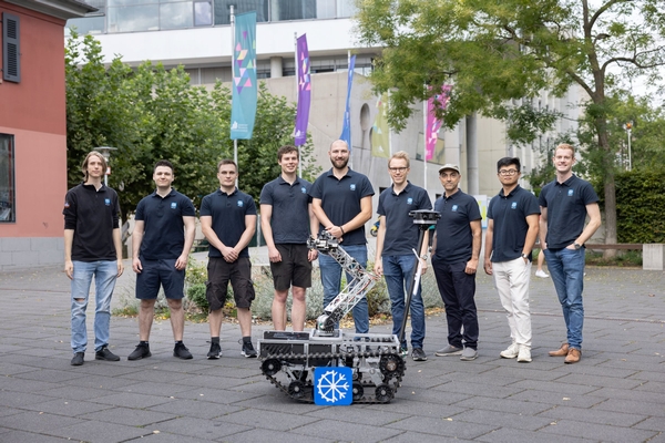 Mitglieder des Frankfurt Robotics Science Teams (FRoST) mit ihrem aktuellen Wettbewerbs-Rover ARES. (Bild: Frankfurt UAS)