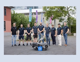 Mitglieder des Frankfurt Robotics Science Teams (FRoST) mit ihrem aktuellen Wettbewerbs-Rover ARES. (Bild: Frankfurt UAS)