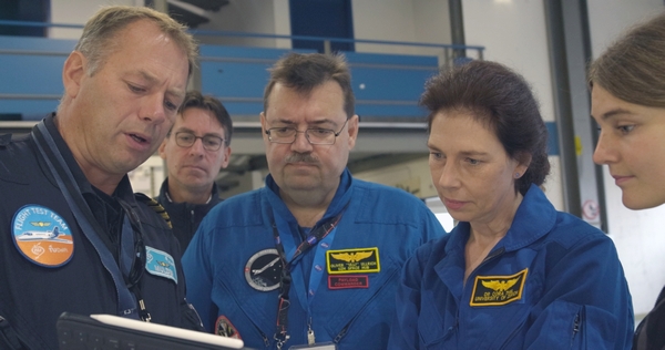 Oliver Ullrich, Director UZH Space Hub, und Cora Thiel besprechen mit den Piloten der TU Delft die Flugprofile der 6. Schweizer Parabelflugkampagne (2022) (Bild: MELS, UZH)