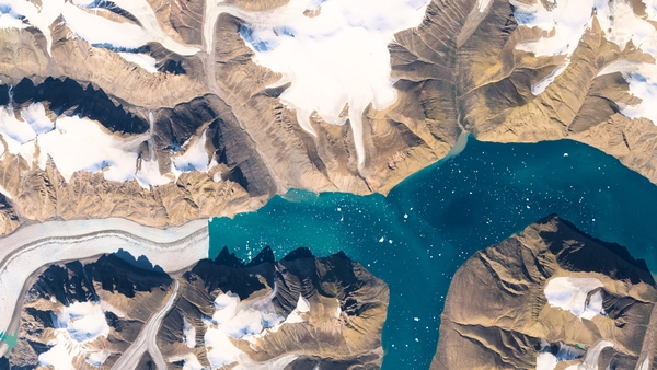 Kalbender Gletscher und Schnee in Grönland Dieses Bild von Sentinel-2 zeigt eine in einen Fjord mündende Gletscherzunge (links). Die bergige Landschaft des nördlichen Grönlands ist nur teilweise von Schnee und Eis bedeckt, auf dem Wasser treiben vom Gletscher abgebrochene Eisschollen. Gut zu erkennen sind zudem bräunliche, sehr sedimentreiche Zuflüsse in den Fjord (rechte Bildhälfte). Da die Sonne im hohen Norden auch im Sommer tief steht, sind dunkle Bergschatten zu sehen (linke Bildhälfte). Die Beobachtung von Schnee- und Eismassen dient beispielsweise dem Verständnis des Klimawandels und der Abschätzung möglicher Änderungen des Meeresspiegels. Das Bild entstand am 21. Juli 2024. (Bild: European Union, Copernicus Sentinel-2)