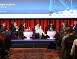 Podiumsdiskussion auf der 8. Nationalen Konferenz Satellitenkommunikation in Deutschland. Laurent Jaffart (ESA), Markus Fritz (ADVISORIO), Karen Florschütz (Airbus Defence and Space), Antje Williams (Deutsche Telekom), Shruti Vyas (SES), Björn Gütlich (Deutsche Raumfahrtagentur im DLR) und Moderator Ulrich Bobinger (v. l. n. r.) diskutieren über die kommerziellen Möglichkeiten für das Projekt IRIS² am 3. September 2024. (Bild: DLR)