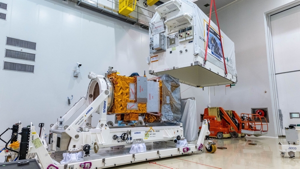 Der Sentinel-2C-Satellit wird auf dem europäischen Weltraumbahnhof Kourou in Französisch-Guayana von seinem Transportbehälter befreit. Sentinel-2C ist mit einem optischen Multispektralinstrument ausgestattet, das eine hohe Auflösung von bis zu 10 Metern und eine Abtastbreite von 290 Kilometern abdeckt. Damit ist der Satellit ideal ausgerüstet, um Veränderungen der Vegetation zu erkennen und etwa Erntevorhersagen zu erstellen, Waldbestände zu kartieren oder das Wachstum von Wild- und Nutzpflanzen zu bestimmen. Das Instrument wird auch an Küsten und Binnengewässern eingesetzt, um etwa das Algenwachstum zu beobachten oder den Sedimenteintrag in Flussdeltas nachzuverfolgen. (Bild: ESA-CNES-ARIANESPACE/Optique vidéo du CSG–S. Martin)