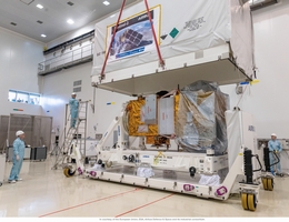 Sentinel-2C in Kourou - Öffnen des Transportcontainers. (Bild: EU, ESA, Airbus)