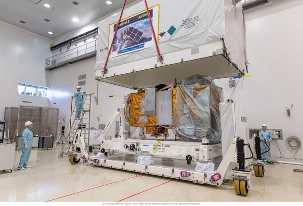 Sentinel-2C in Kourou - Öffnen des Transportcontainers. (Bild: EU, ESA, Airbus)