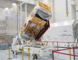 Copernicus Sentinel-2 C vor dem Verladen in seinen Container. (Bild: Airbus)