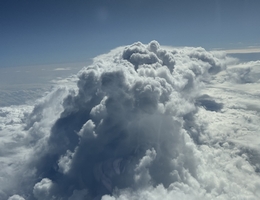 Wolkenbildung Für die EarthCARE-Validierungsflüge ist HALO mit insgesamt neun Instrumenten und zusätzlichen Fallsonden ausgestattet. Die Daten des HALO Microwave Package (HAMP) hier zeigen einen Vertikalschnitt durch Wolken, mit einzelnen Messdaten des Wolkenradars und dem zugehörigen Radiometer. In der obersten Zeile ist das Wolkenband der Innertropischen Konvergenzzone erkennbar. Die rote vertikale Linie markiert den exakten Zeitpunkt, an dem das DLR-Forschungsflugzeug den EarthCARE-Satelliten unterflogen hat. Die Daten aus der Luft helfen, die Instrumente an Bord des Satelliten zu kalibrieren und die Datenauswertung der EarthCARE-Mission zu optimieren. (Bild: B. Stevens)