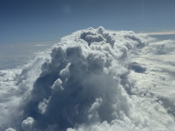 Wolkenbildung Für die EarthCARE-Validierungsflüge ist HALO mit insgesamt neun Instrumenten und zusätzlichen Fallsonden ausgestattet. Die Daten des HALO Microwave Package (HAMP) hier zeigen einen Vertikalschnitt durch Wolken, mit einzelnen Messdaten des Wolkenradars und dem zugehörigen Radiometer. In der obersten Zeile ist das Wolkenband der Innertropischen Konvergenzzone erkennbar. Die rote vertikale Linie markiert den exakten Zeitpunkt, an dem das DLR-Forschungsflugzeug den EarthCARE-Satelliten unterflogen hat. Die Daten aus der Luft helfen, die Instrumente an Bord des Satelliten zu kalibrieren und die Datenauswertung der EarthCARE-Mission zu optimieren. (Bild: B. Stevens)