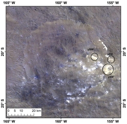 Das gelbliche helle Material, hier als „yBM“ gekennzeichnet, findet sich ausschließlich am Rand des kleineren Kraters und in seiner direkten östlichen Nachbarschaft. (Bild: MPS)