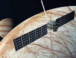 Ein künstlerisches Darstellung des NASA-Raumschiffs Europa Clipper vor dem Mond Europa und mit Jupiter im Hintergrund. (Bild: NASA/JPL-Caltech)