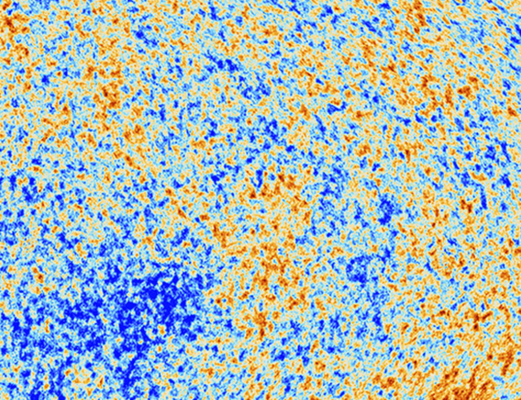 Die Anisotropien des kosmischen Mikrowellenhintergrunds (CMB), wie von Planck beobachtet. Diese Regionen mit leicht unterschiedlichen Dichten sind hier in blau- und orange-Schattierungen dargestellt, in einem sehr körnig aussehenden dreifarbigem Bild mit weißem Hintergrund.Es zeigt winzige Temperaturschwankungen, die Regionen mit leicht unterschiedlicher Dichte entsprechen und den Keim für alle zukünftigen Strukturen darstellen: die heutigen Sterne und Galaxien.