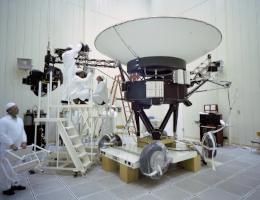 Dieses Archivfoto zeigt Ingenieure bei der Arbeit an der NASA-Raumsonde Voyager 2 am 23. März 1977. (Bild: NASA/JPL-Caltech)