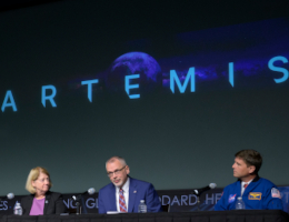 NASA-Administrator Bill Nelson (links), die stellvertretende NASA-Administratorin Pam Melroy, der stellvertretende NASA-Administrator Jim Free und der NASA-Astronaut und Artemis-II-Kommandant Reid Wiseman (rechts) werden während eines Updates zur Artemis-Kampagne der Agentur am 5. Dezember 2024 im Mary W. Jackson Building des NASA-Hauptquartiers in Washington interviewt. (Bidl: NASA/Bill Ingalls)