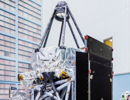 Das Teleskop und die Instrumente für das Nancy Grace Roman Space Telescope der NASA wurden kürzlich auf dem Instrumententräger des Observatoriums im Goddard Space Flight Center der Behörde in Greenbelt, MdL, zusammengefügt. Als nächstes wird das gesamte System mit dem Roman-Raumschiff verbunden. (Bild: NASA/Chris Gunn)