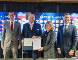 Von links nach rechts: Georg Sparber, Botschafter des Fürstentums Liechtenstein in den Vereinigten Staaten von Amerika, Dr. Rainer Schnepfleitner, Direktor des Amtes für Kommunikation des Fürstentums Liechtenstein, Pam Melroy, stellvertretende NASA-Administratorin, und Scott Miller, außerordentlicher und bevollmächtigter Botschafter in der Schweizerischen Eidgenossenschaft und im Fürstentum Liechtenstein, posieren für ein Gruppenfoto während der Unterzeichnungszeremonie des Artemis-Abkommens am Freitag, 20. Dezember 2024, im Mary W. Jackson NASA-Hauptgebäude in Washington. Das Fürstentum Liechtenstein ist das 52. Land, das die Artemis-Vereinbarung unterzeichnet hat, die eine Reihe praktischer Grundsätze für die Zusammenarbeit der am Artemis-Programm der NASA teilnehmenden Länder bei der Erforschung des Weltraums enthält. (Bild: NASA/Keegan Barber)